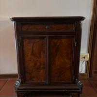 Mobiletto antico in legno