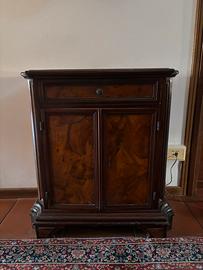 Mobiletto antico in legno