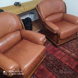 Salotto composto da divano e due poltrone in pelle