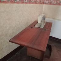 Macchina da cucito con tavolo