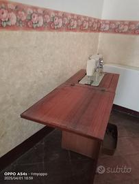 Macchina da cucito con tavolo