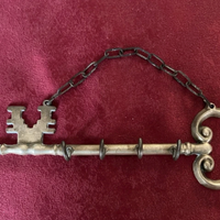 Chiave in ottone con ganci appendichiavi