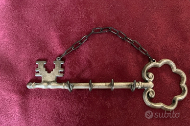 Chiave in ottone con ganci appendichiavi