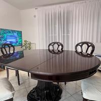 Tavolo e sedie in mogano