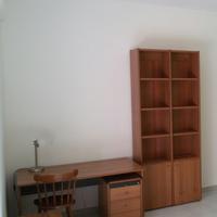 Scrivania con cassettiera e libreria