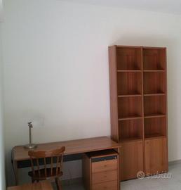 Scrivania con cassettiera e libreria