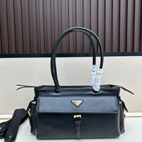 La nuova borsa tote in pelle di agnello di Prada
