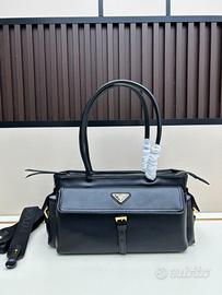 La nuova borsa tote in pelle di agnello di Prada