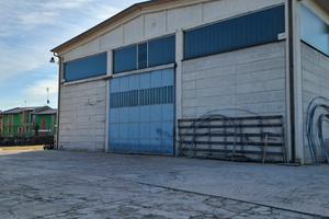 Capannoni uso magazzino o attività artigianale
