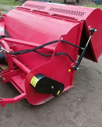 Giardino trincia erba a mazze