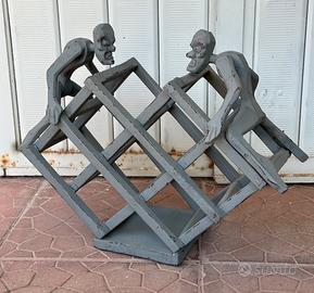 Portabottiglie in legno con figure decorative.