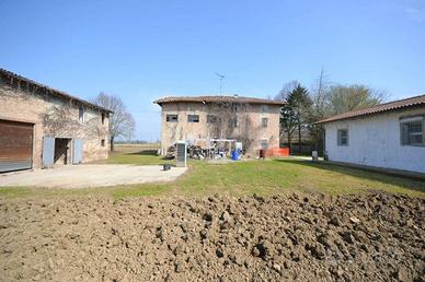 Rustico / Casale di 440 m² con 5 locali e box auto