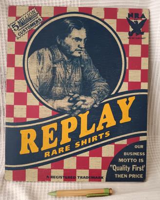 Insegna vintage Replay in legno dipinto