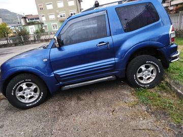 Mitsubishi Pajero auto incidentata anno 2000