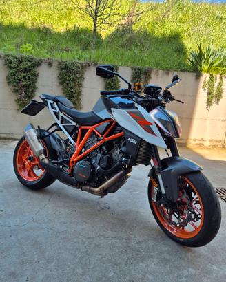 Ktm 1290 super duke r  