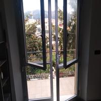 Porta da esterno in alluminio grigio