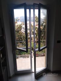 Porta da esterno in alluminio grigio