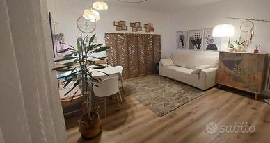 Luminoso bilocale ristrutturato multi-pertinenze