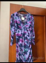 Vestito primaverile viola con dettagli colorati