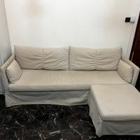 Divano letto matrimoniale in tessuto beige.