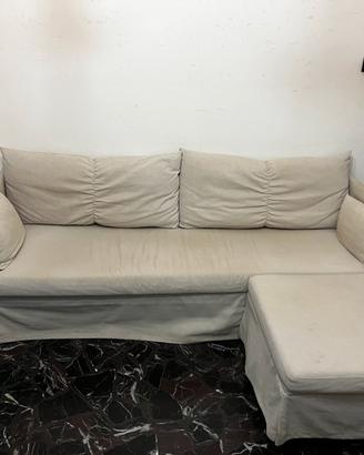 Divano letto matrimoniale in tessuto beige.
