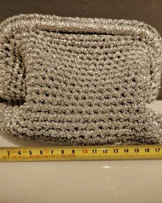 Deliziosa pochette grigia fatta a mano 