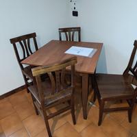 Tavoli e sedie in legno