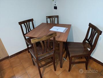 Tavoli e sedie in legno