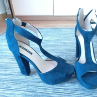 Scarpe col tacco blu