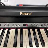 Roland RP401R CB – Nero Contemporaneo