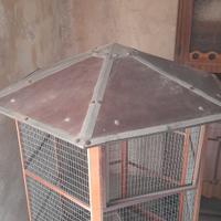 VOLIERA IN LEGNO ACCIAIO E RETE ZINCATA.