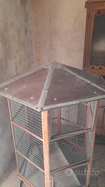 VOLIERA IN LEGNO ACCIAIO E RETE ZINCATA.