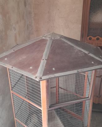 VOLIERA IN LEGNO ACCIAIO E RETE ZINCATA.