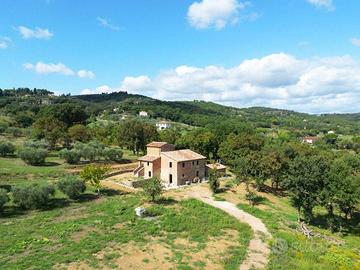Rustico / Casale di 275 m² con 4 locali e box auto