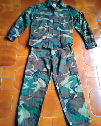 Tuta militare nuova con basco