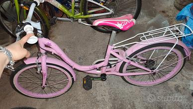 Bicicletta bimba e monopattino