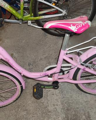 Bicicletta bimba e monopattino