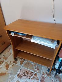Scrivania porta PC in legno con ripiano estraibile