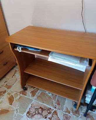 Scrivania porta PC in legno con ripiano estraibile