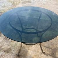 Tavolo base vetro e piede ferro battuto