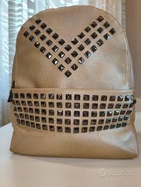 Zaino donna beige/dorato con borchie decorative
