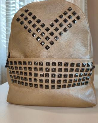 Zaino donna beige/dorato con borchie decorative