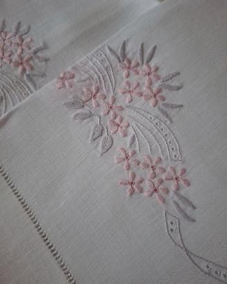 Set Asciugamani lino con ricami floreali a mano
