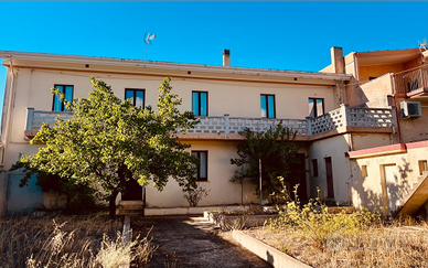 Villetta su due livelli con giardino