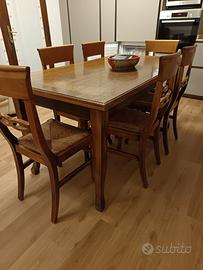 tavolo da cucina in legno con sedie