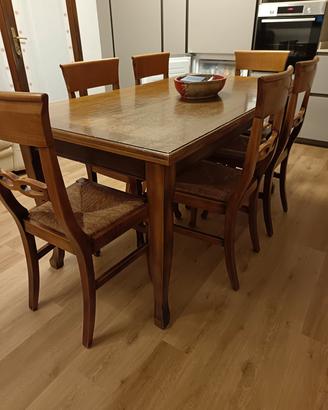 tavolo da cucina in legno con sedie