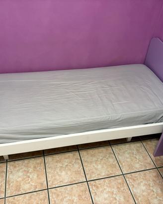 letto singolo, scrivania e comodino