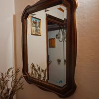 Specchio con cornice in legno