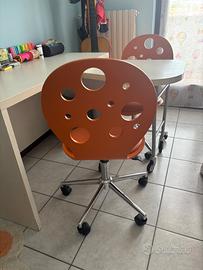 Cameretta color arancio e rovere chiaro