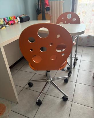 Cameretta color arancio e rovere chiaro